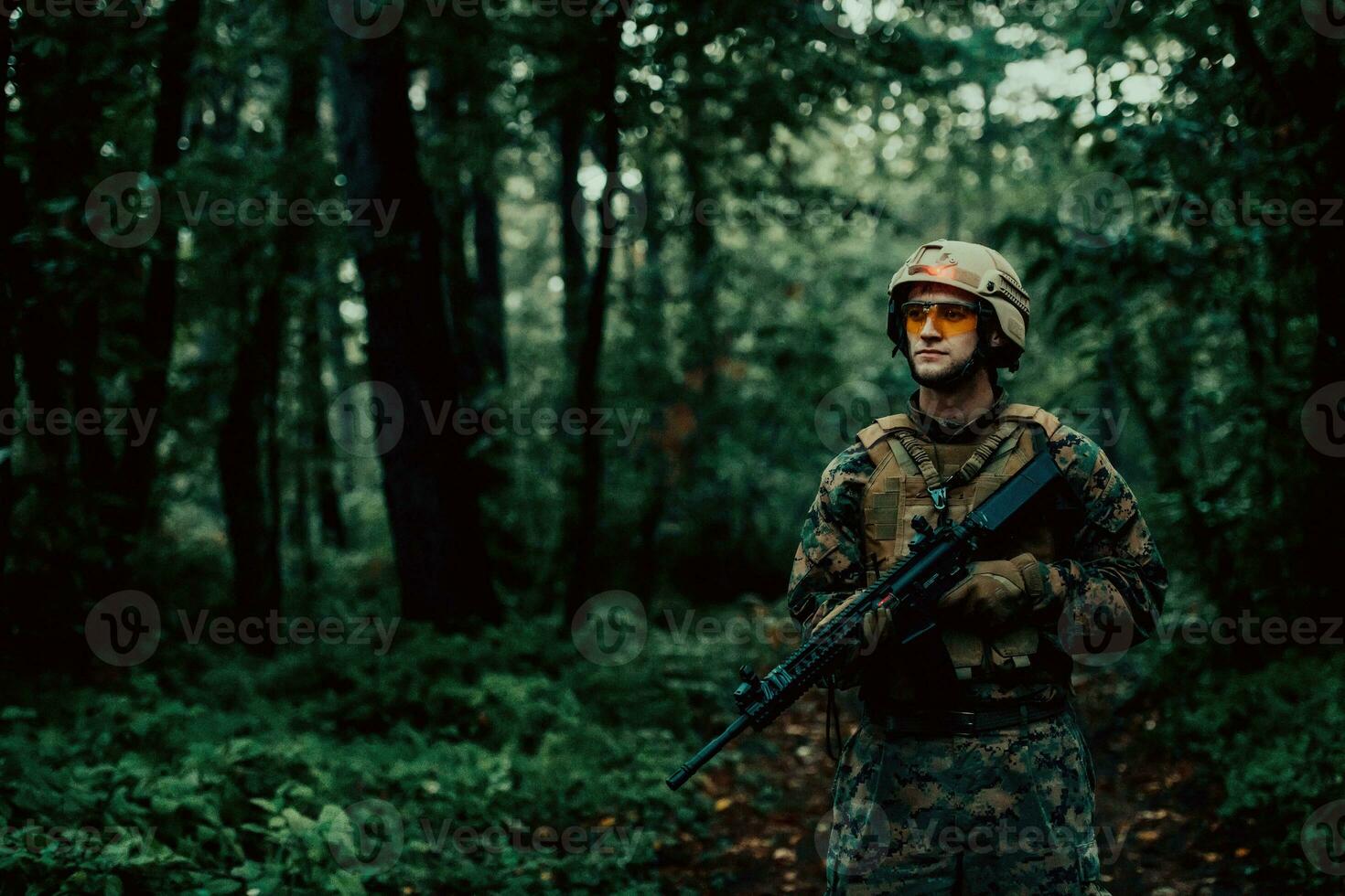 un moderno guerra soldado en guerra deber en denso y peligroso bosque áreas peligroso militar rescate operaciones foto