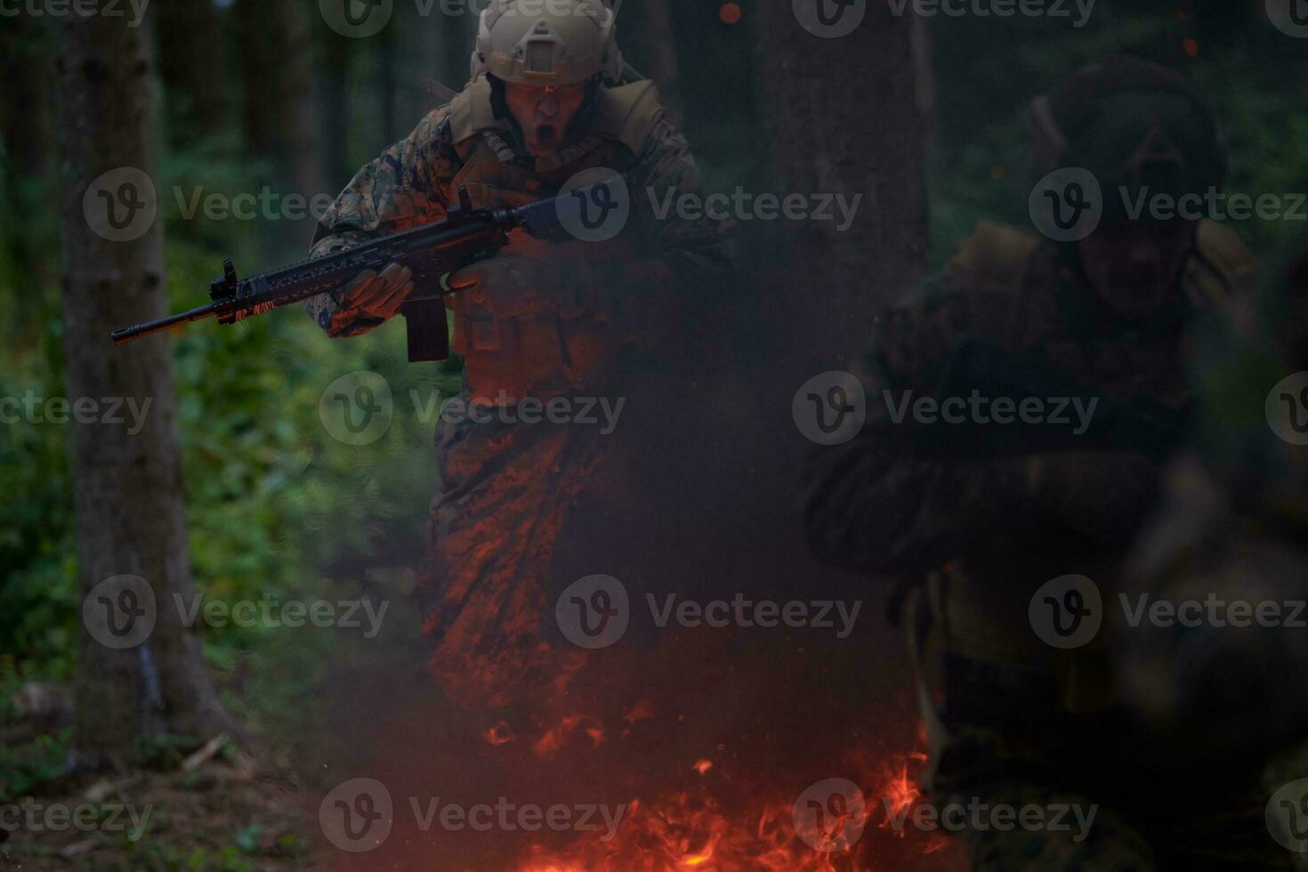 soldado en acción por la noche saltando sobre el fuego foto