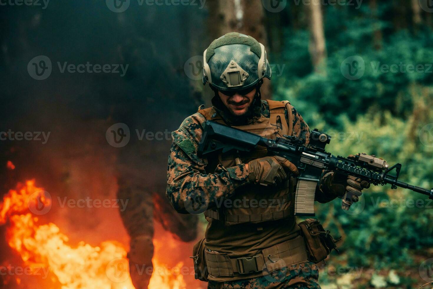 soldado en acción a noche en el bosque área. noche hora militar misión saltando terminado fuego foto