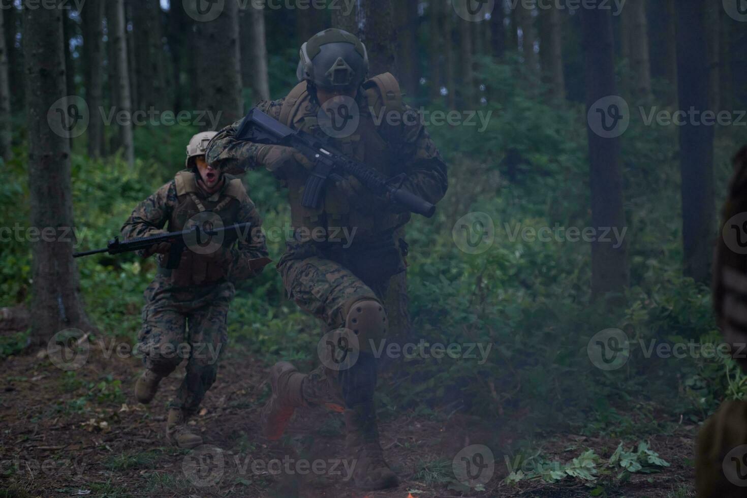 soldado en acción por la noche saltando sobre el fuego foto