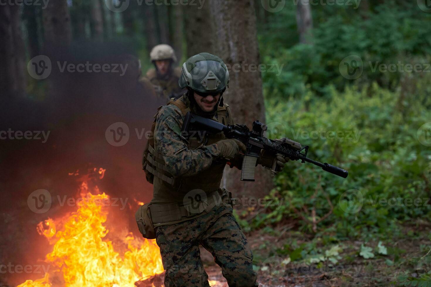 soldado en acción por la noche saltando sobre el fuego foto