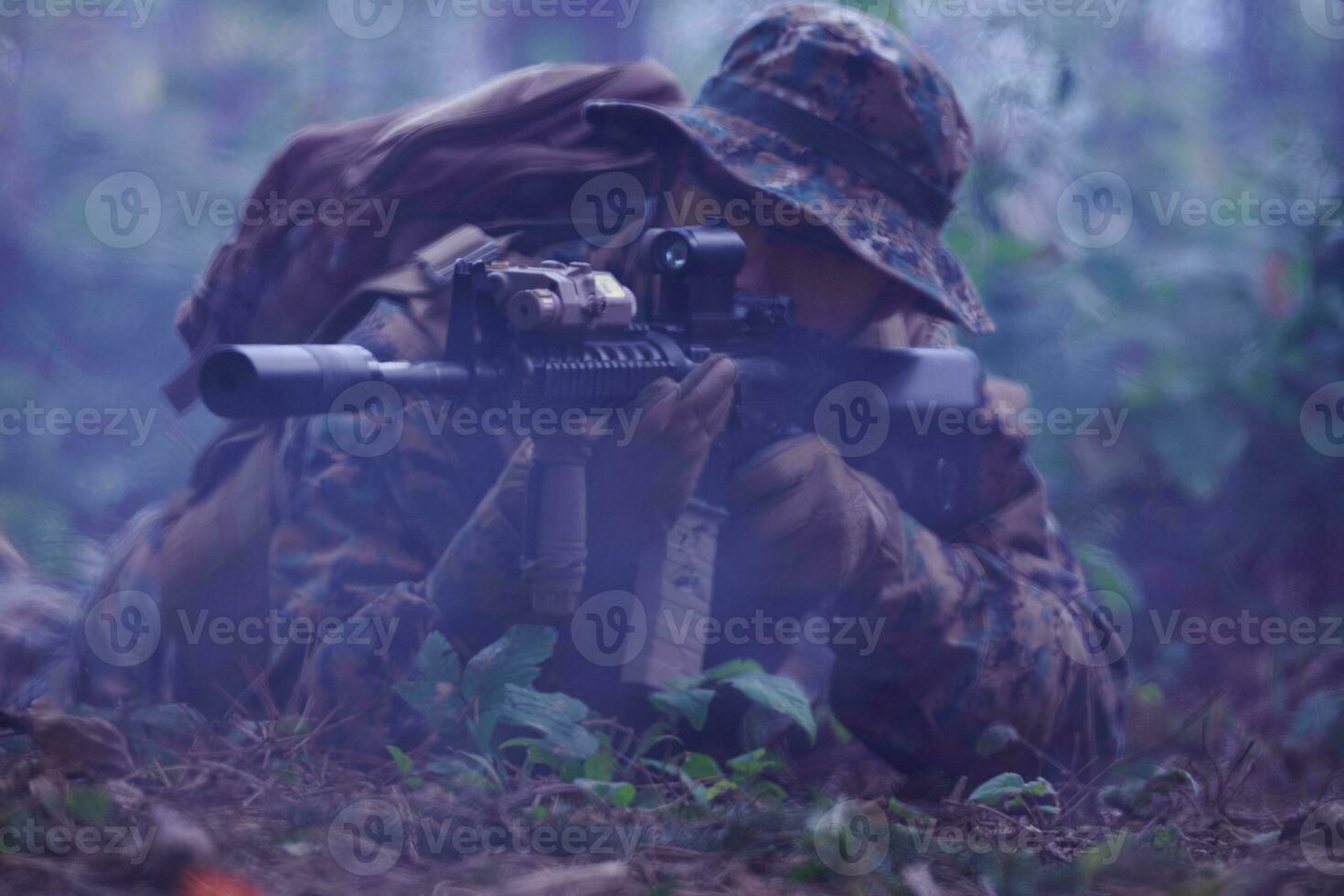 soldado en acción apuntando a la óptica de mira láser de arma foto