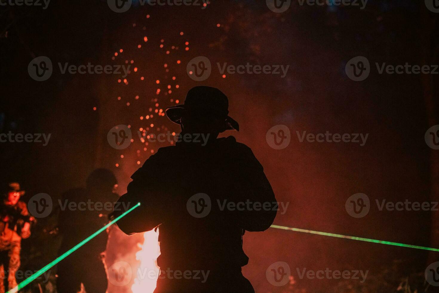 soldados equipo en acción en noche misión utilizando láser visión haz luces militar equipo concepto foto