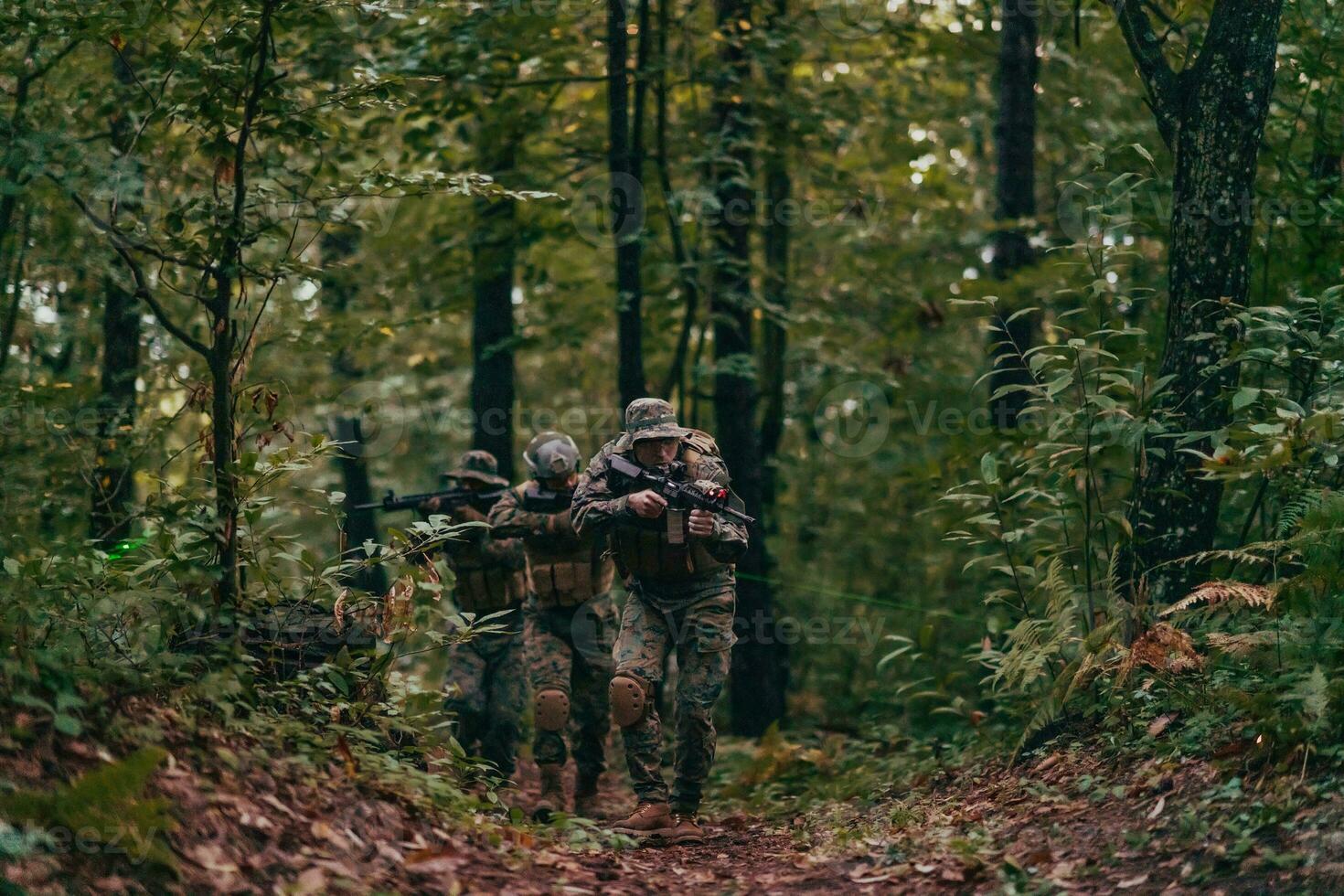 un grupo de moderno guerra soldados es luchando un guerra en peligroso remoto bosque áreas un grupo de soldados es luchando en el enemigo línea con moderno armas el concepto de guerra y militar conflictos foto