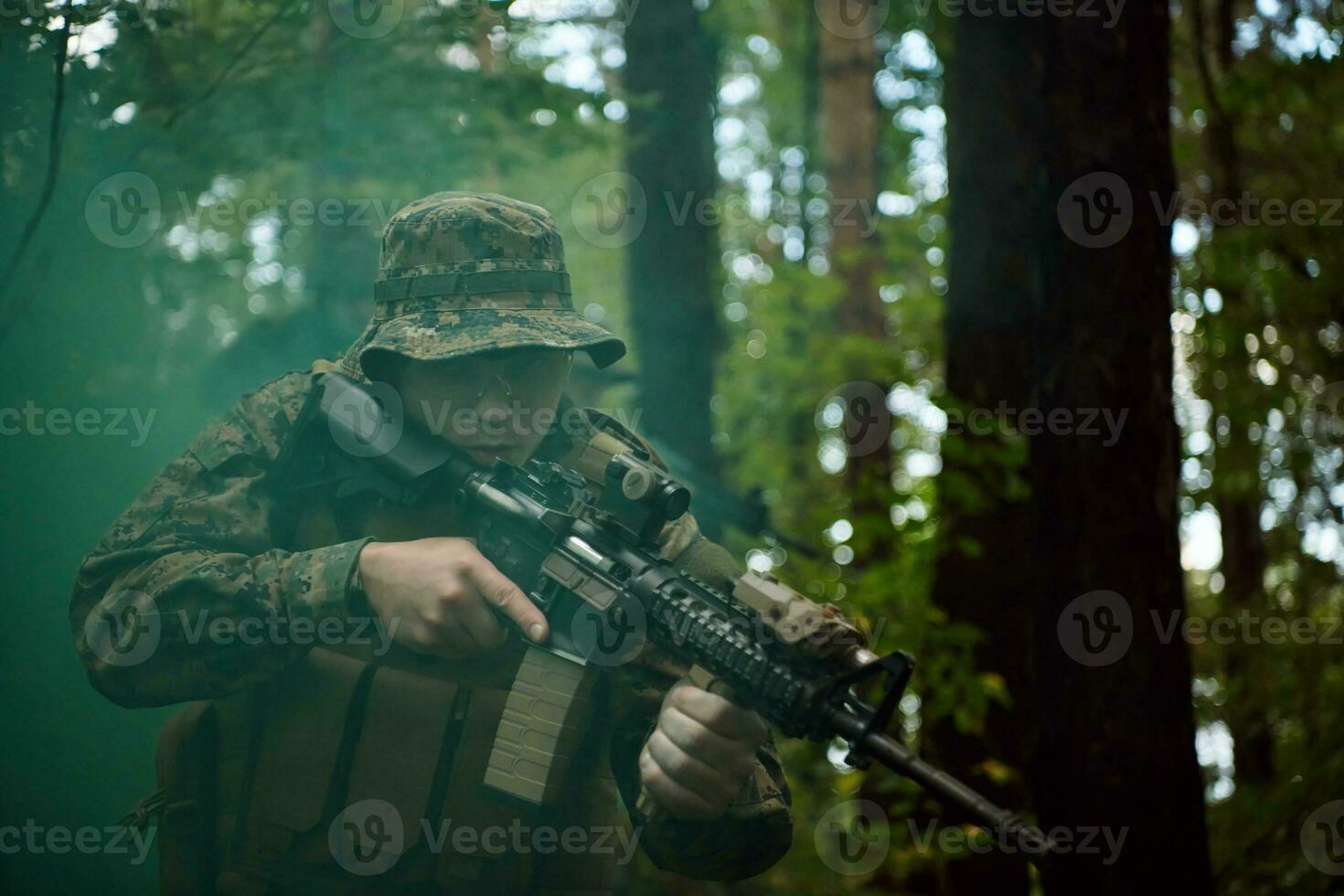 soldado en acción apuntando a la óptica de mira láser de arma foto