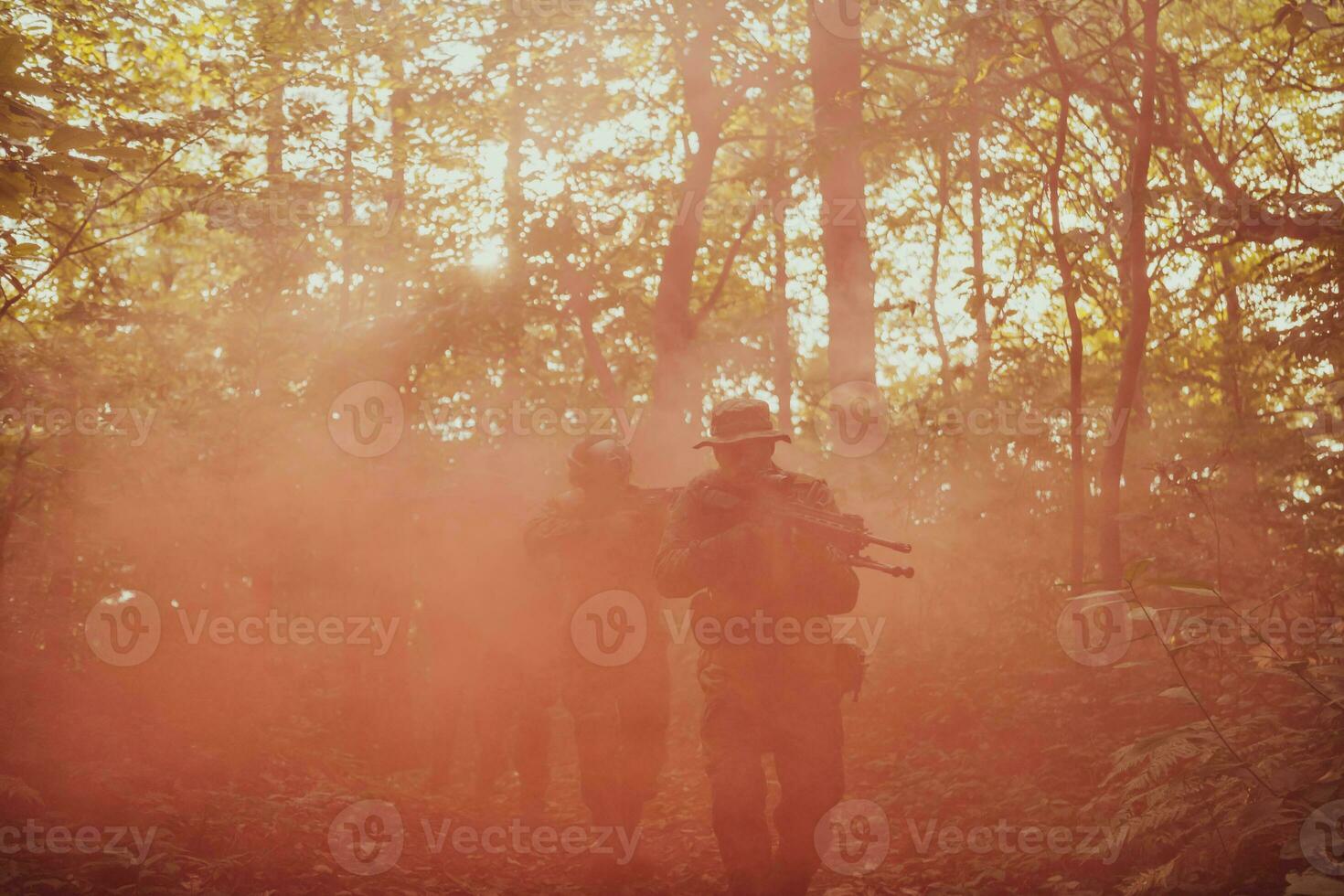 un grupo de moderno guerra soldados es luchando un guerra en peligroso remoto bosque áreas un grupo de soldados es luchando en el enemigo línea con moderno armas el concepto de guerra y militar conflictos foto