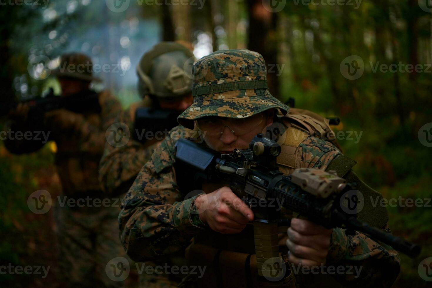 escuadrón de soldados de guerra moderna en batalla foto