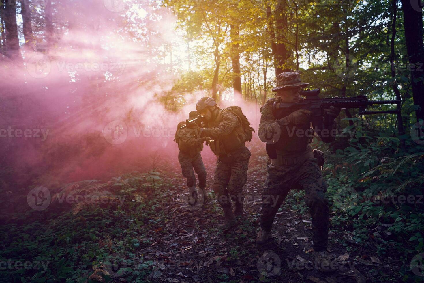 escuadrón de soldados de guerra moderna en batalla foto