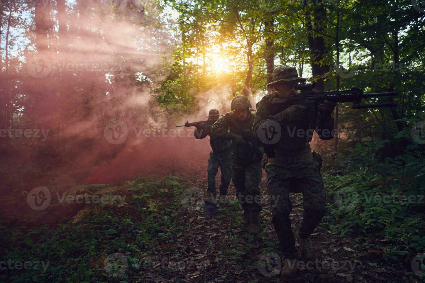 escuadrón de soldados de guerra moderna en batalla foto