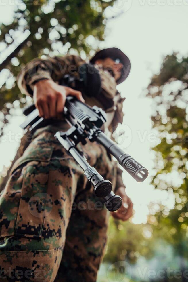 soldado retrato con protector Ejército táctico engranaje y arma teniendo un descanso y relajante foto