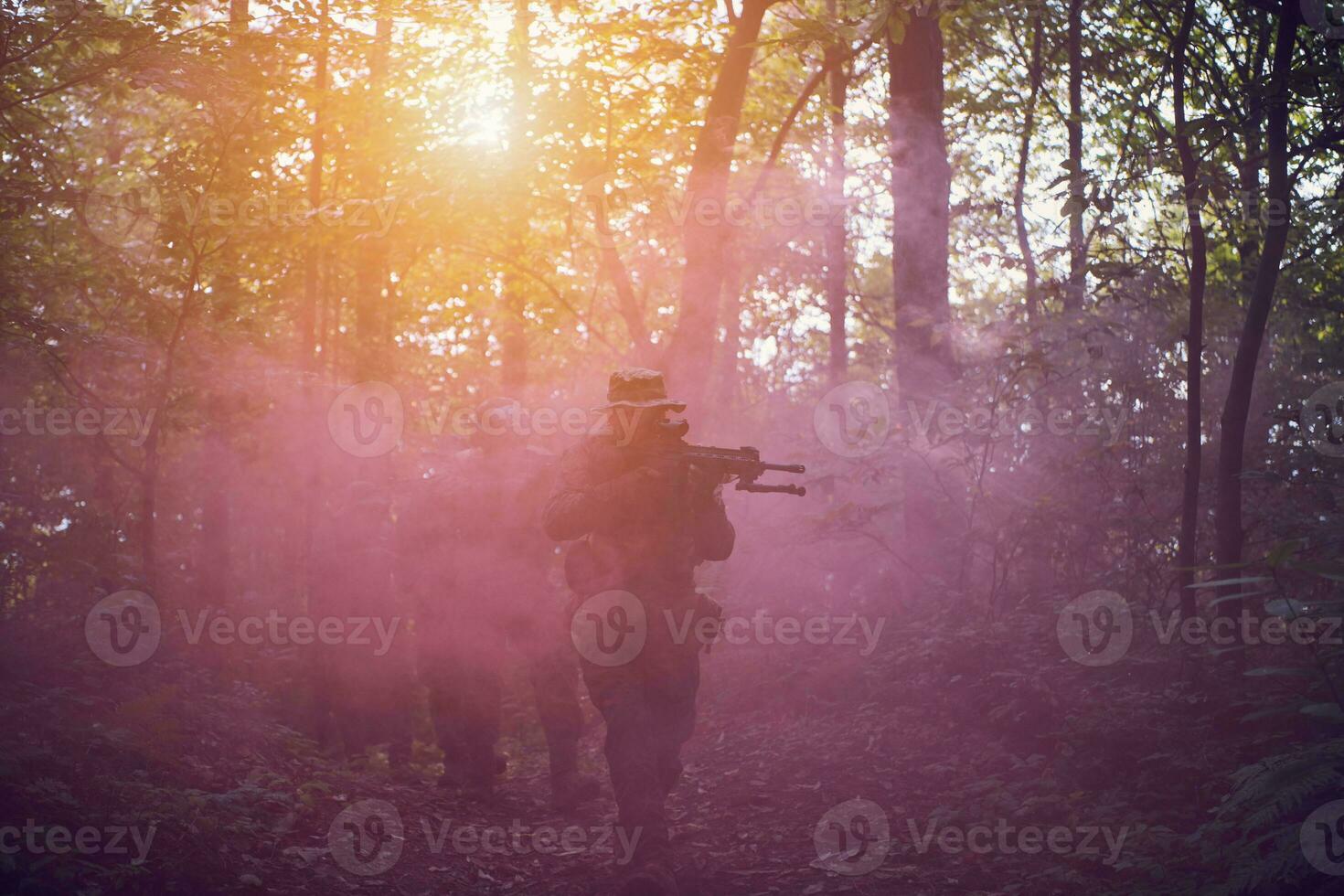 escuadrón de soldados de guerra moderna en batalla foto