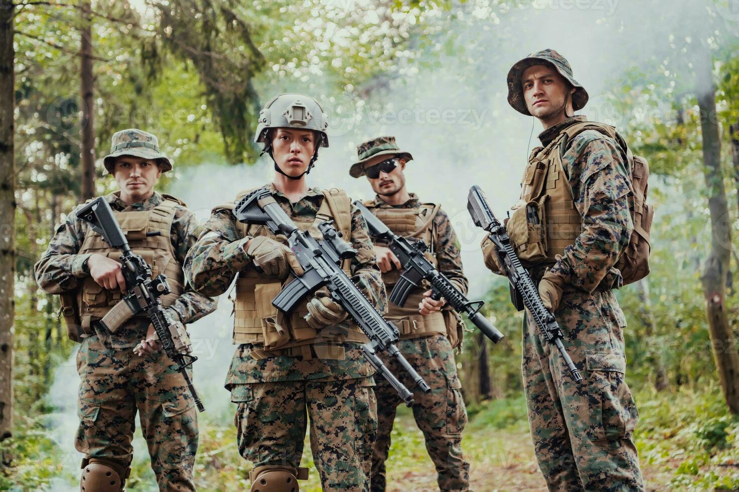 moderno guerra soldados equipo corriendo en táctico batalla formación mujer como un equipo líder foto