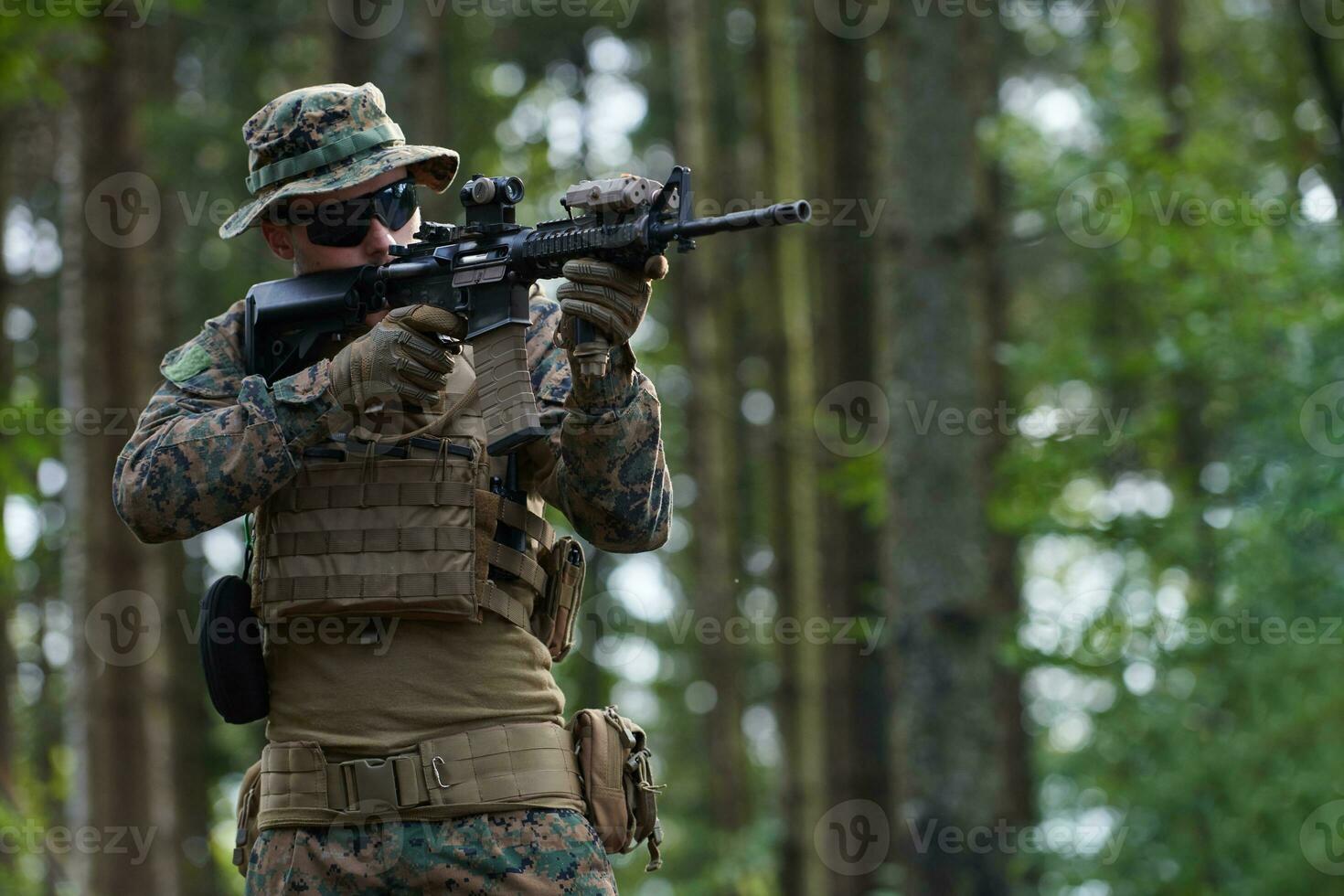 soldado en acción apuntando a la óptica de mira láser de arma foto