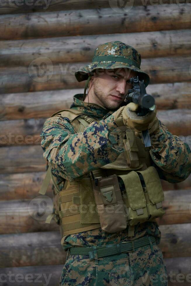 soldado en acción foto