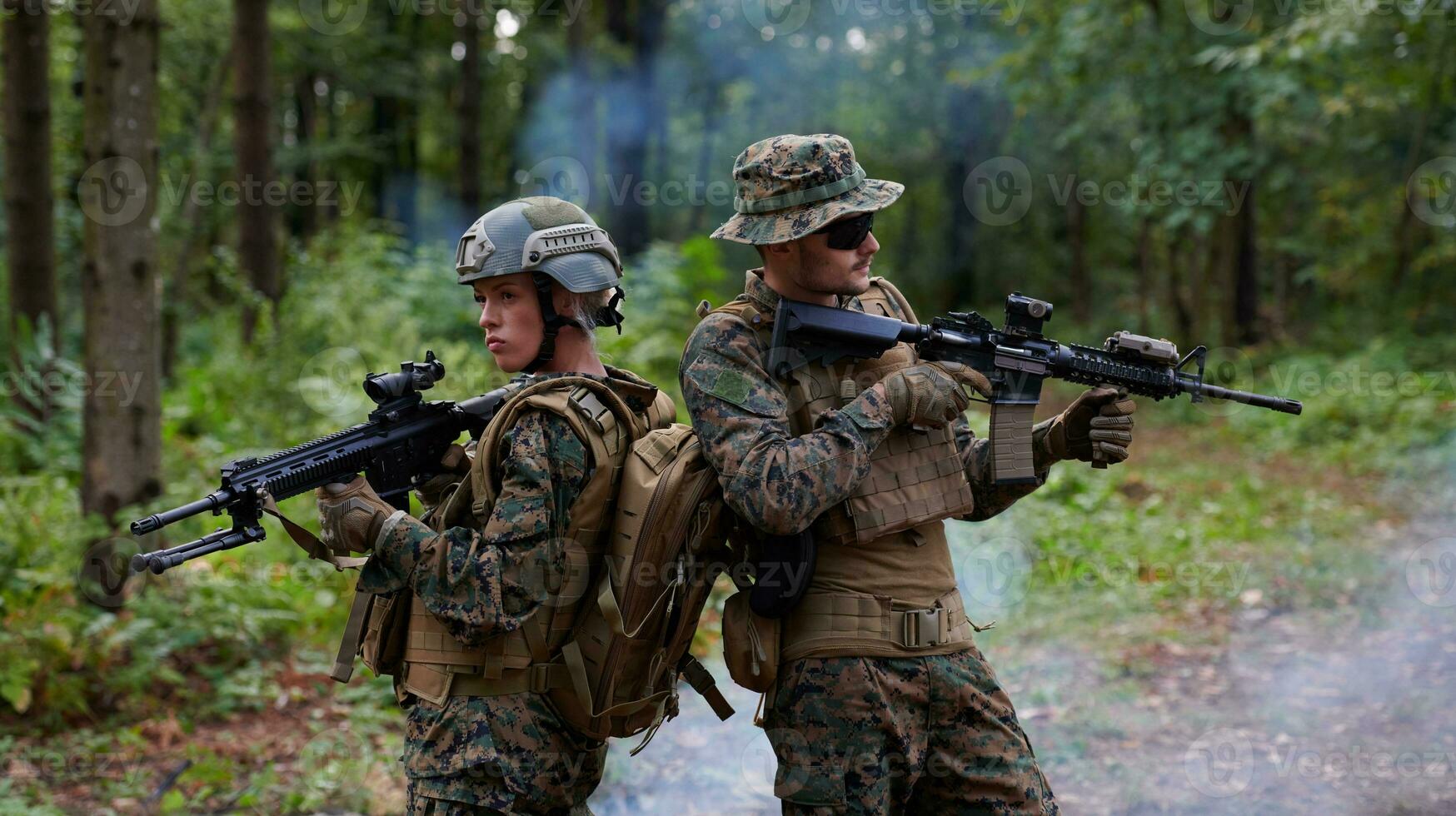 mujer soldado como líder de equipo foto