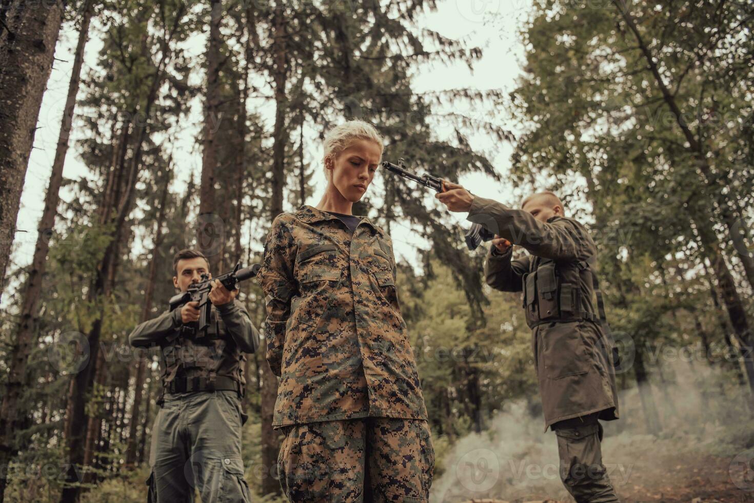 terroristas estaba capturar viva mujer soldado y interrogatorio su en especial táctica violento camino foto