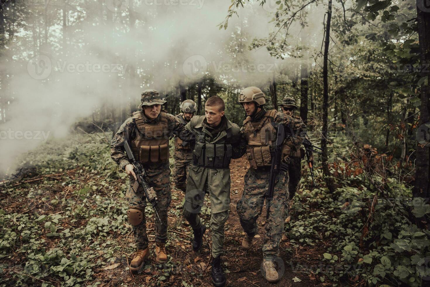 soldados equipo estaba capturar viva terrorista y interrogatorio ellos en ellos en especial táctica violento camino foto