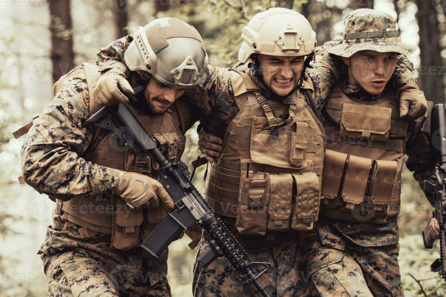 moderno guerra militar equipo en batalla acción rescate herido soldado ayuda y apoyo concepto foto