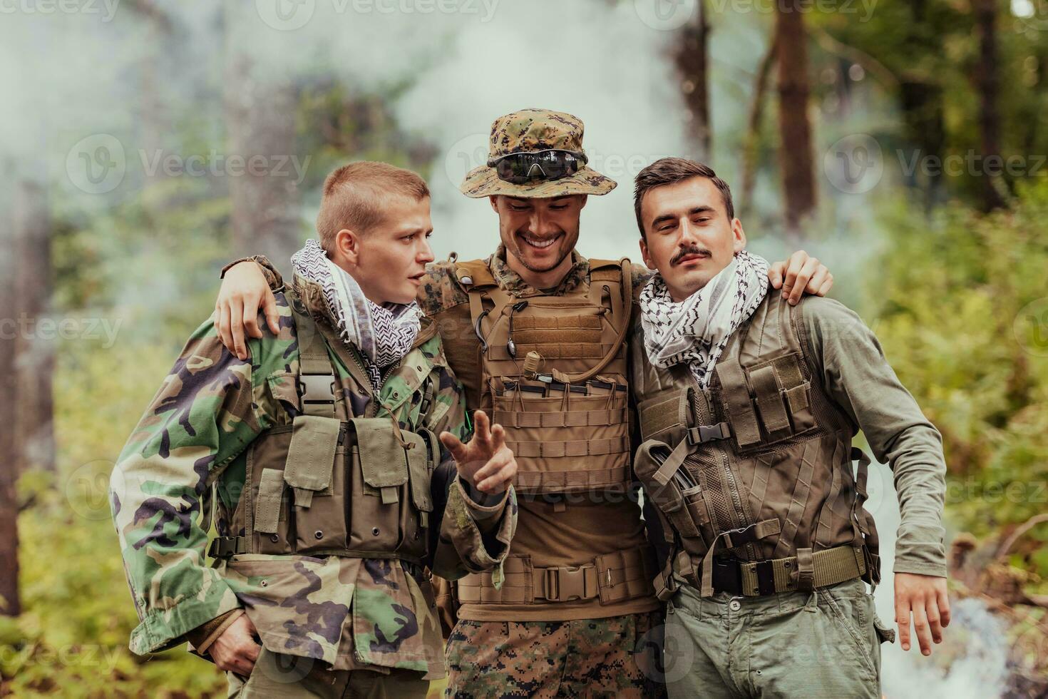 grupo de soldados en opuesto lados celebrando paz después batalla foto