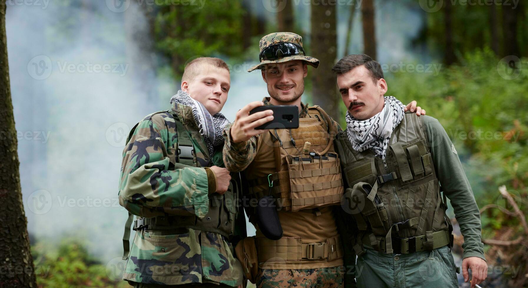 soldados y terroristas tomando selfie foto