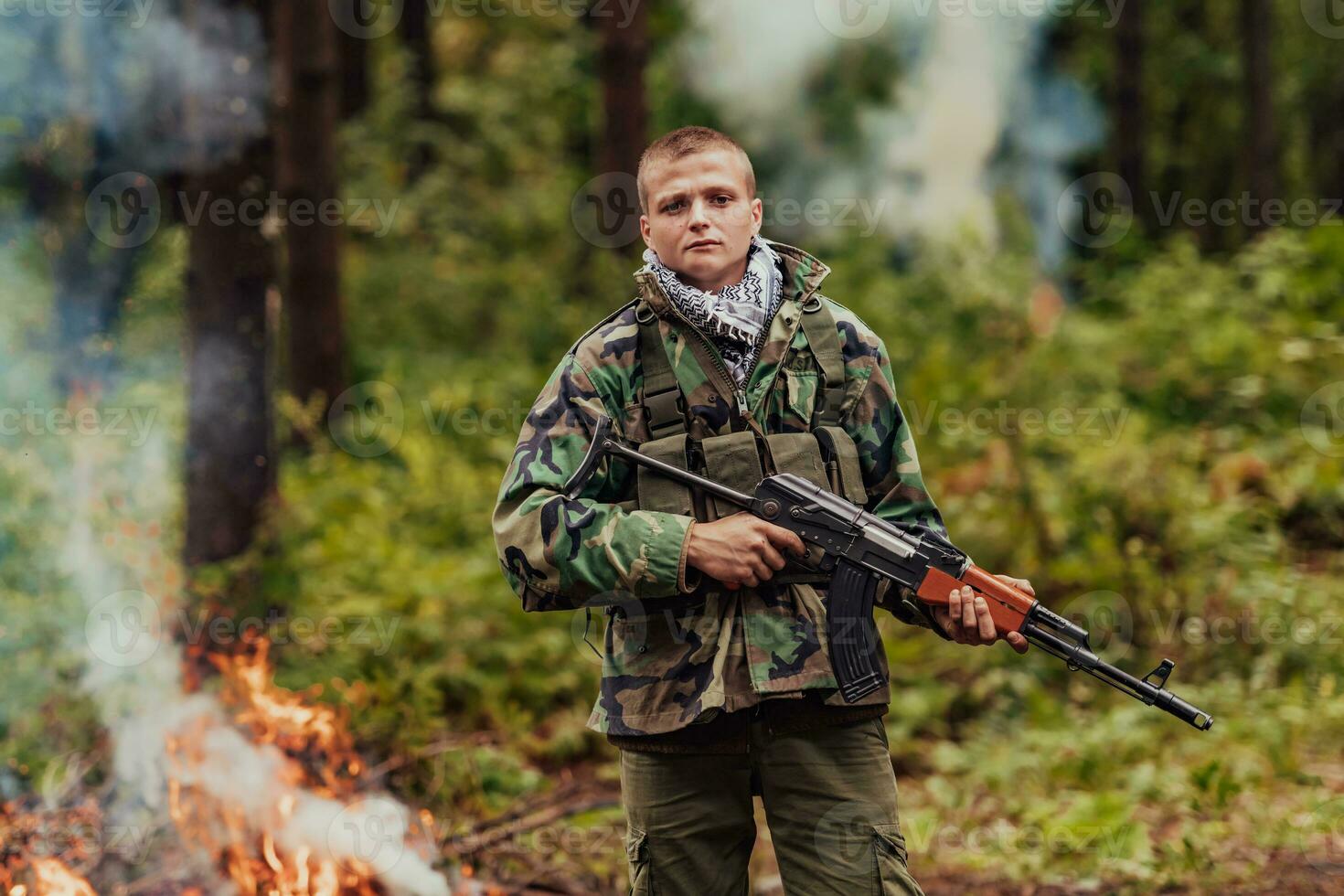 enojado terrorista militante guerrilla soldado guerrero en bosque foto