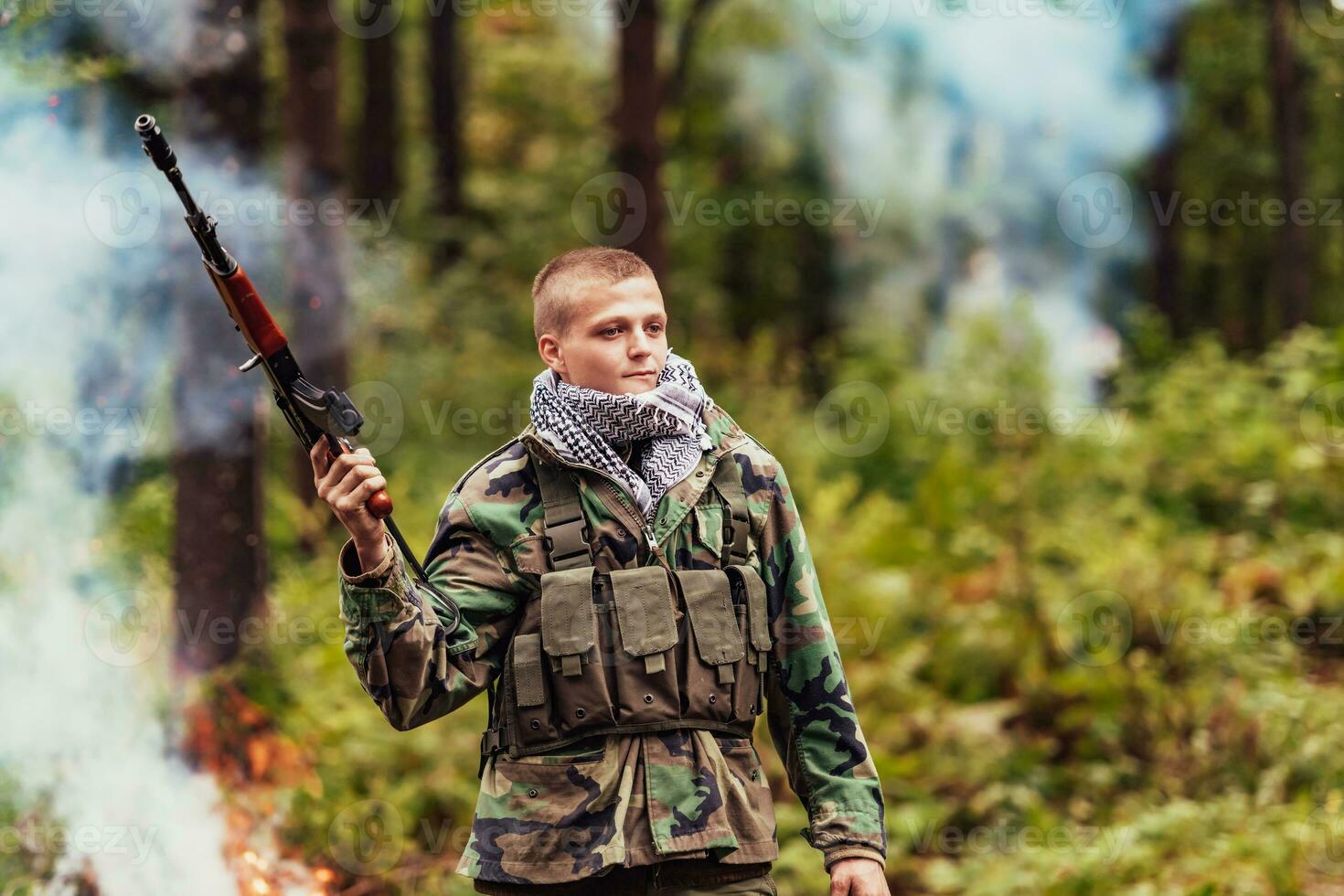 enojado terrorista militante guerrilla soldado guerrero en bosque foto