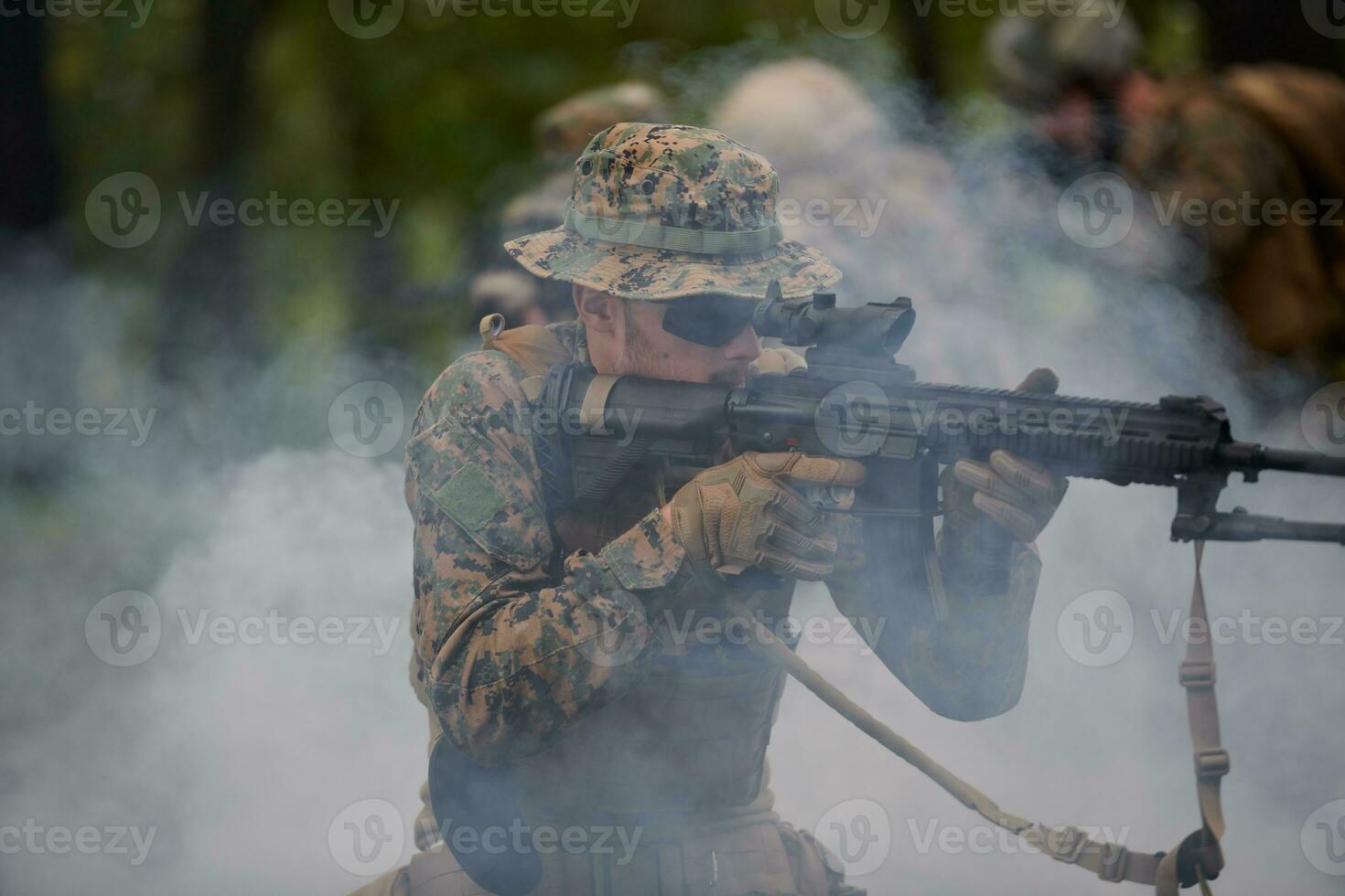 escuadrón de soldados de guerra moderna en batalla foto