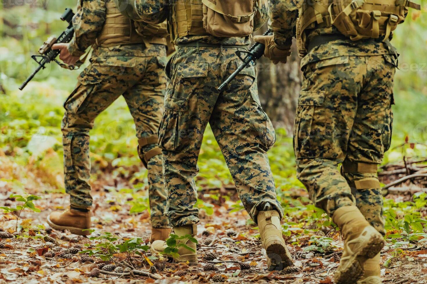 moderno guerra soldados equipo corriendo como equipo en batalla formación foto