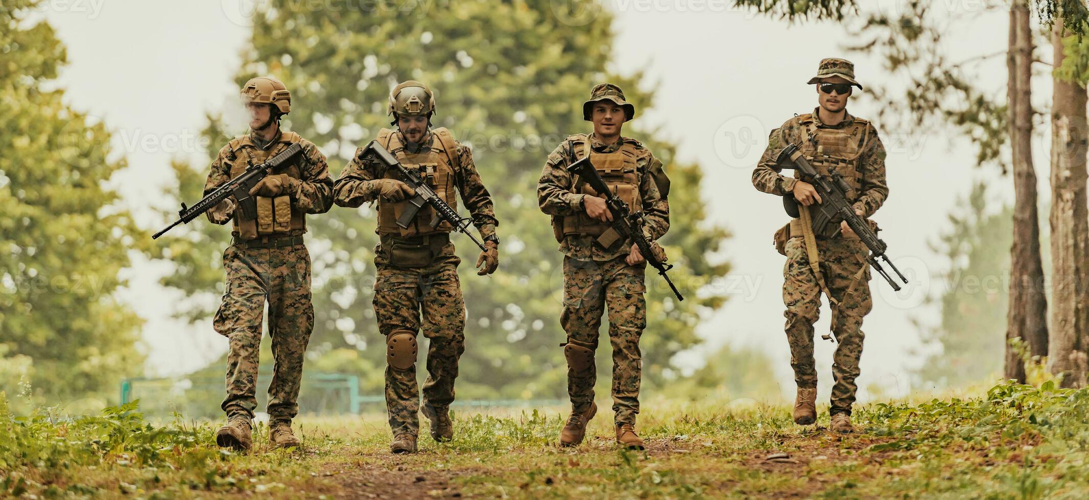 soldado luchadores en pie juntos con armas grupo retrato de nosotros Ejército élite miembros, privado militar empresa militares, anti terrorista equipo foto