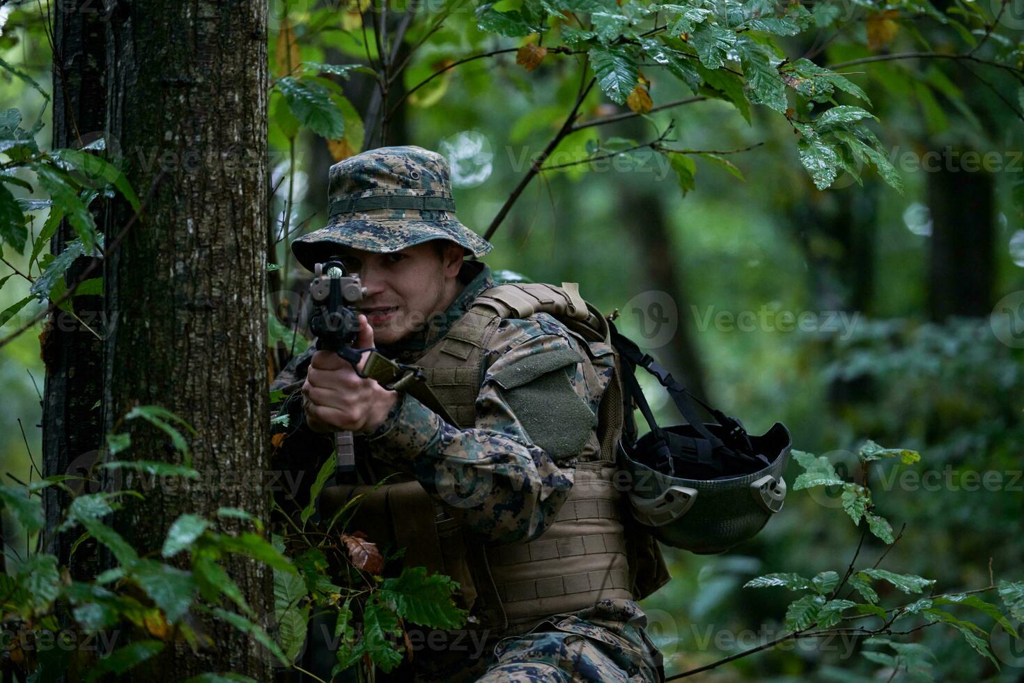 soldado en acción apuntando a la óptica de mira láser de arma foto