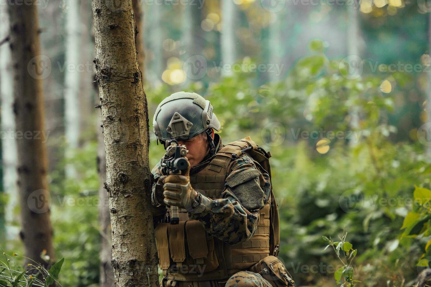 un moderno guerra soldado en guerra deber en denso y peligroso bosque áreas peligroso militar rescate operaciones foto