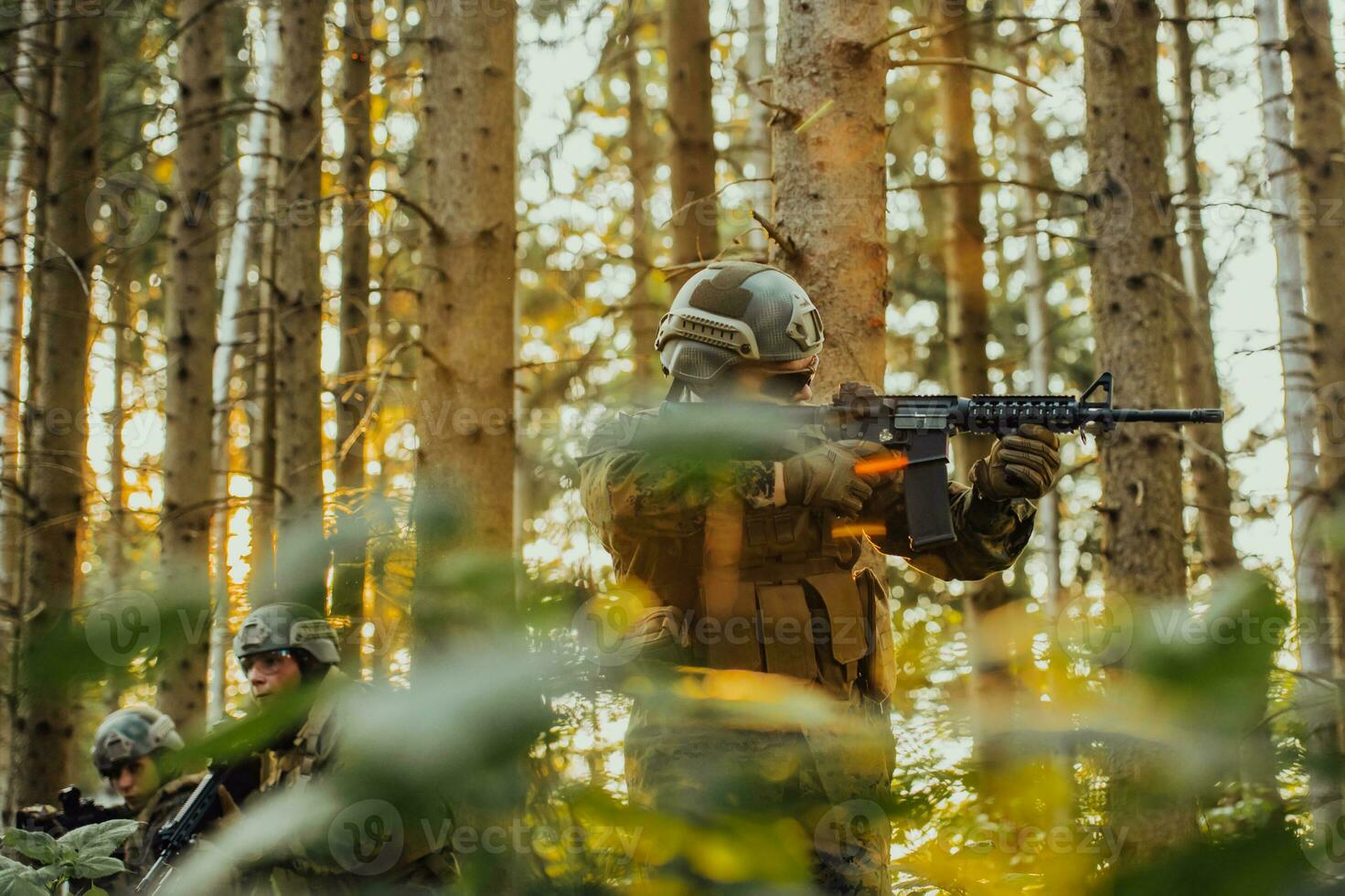 un grupo de moderno guerra soldados es luchando un guerra en peligroso remoto bosque áreas un grupo de soldados es luchando en el enemigo línea con moderno armas el concepto de guerra y militar conflictos foto