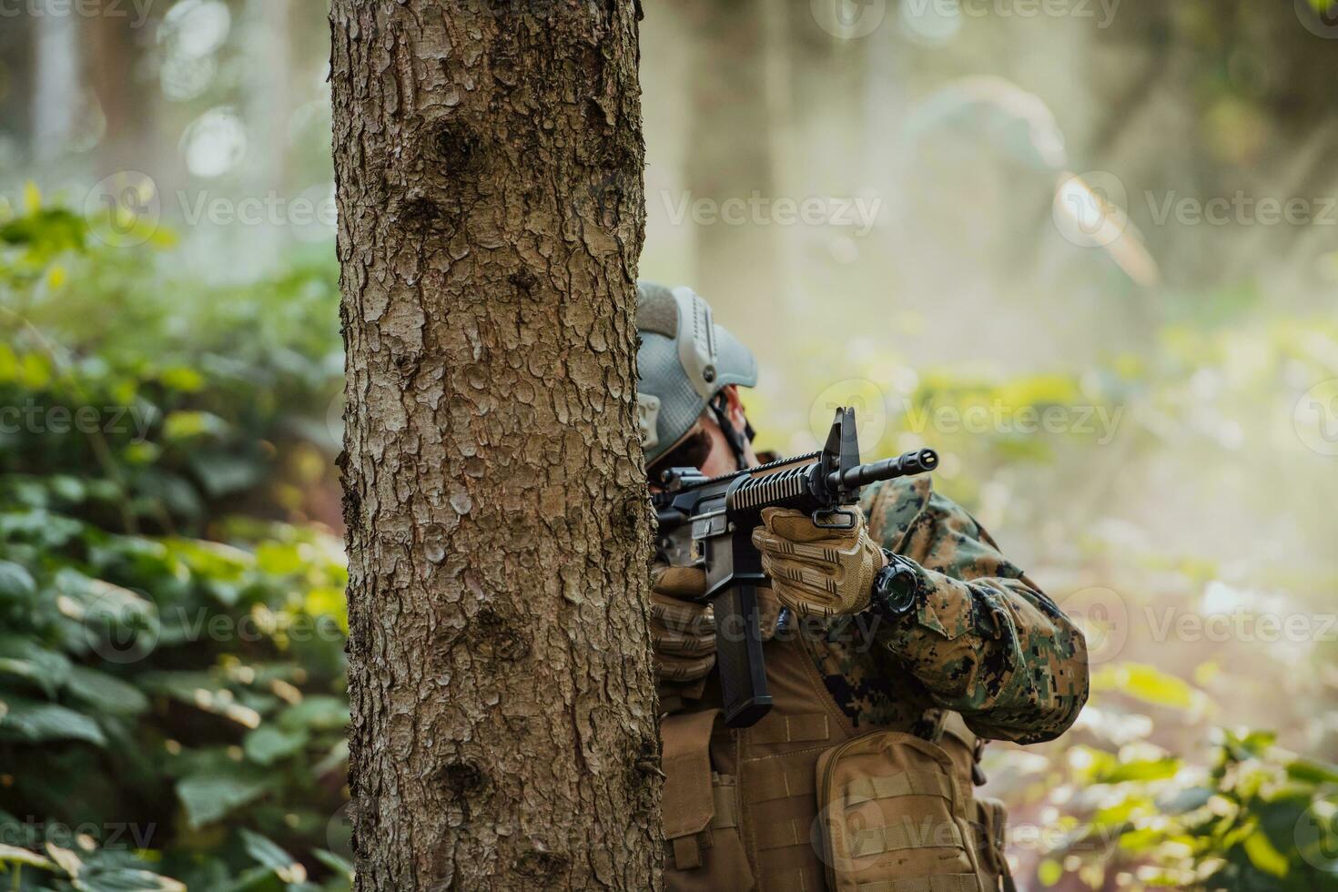 un moderno guerra soldado en guerra deber en denso y peligroso bosque áreas peligroso militar rescate operaciones foto