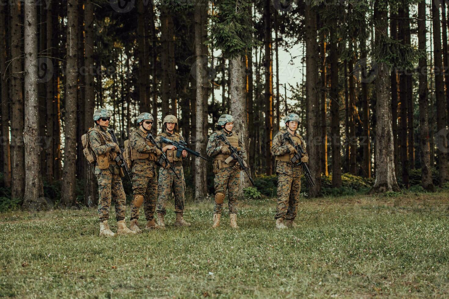 soldado luchadores en pie juntos con armas grupo retrato de nosotros Ejército élite miembros, privado militar empresa militares, anti terrorista equipo foto