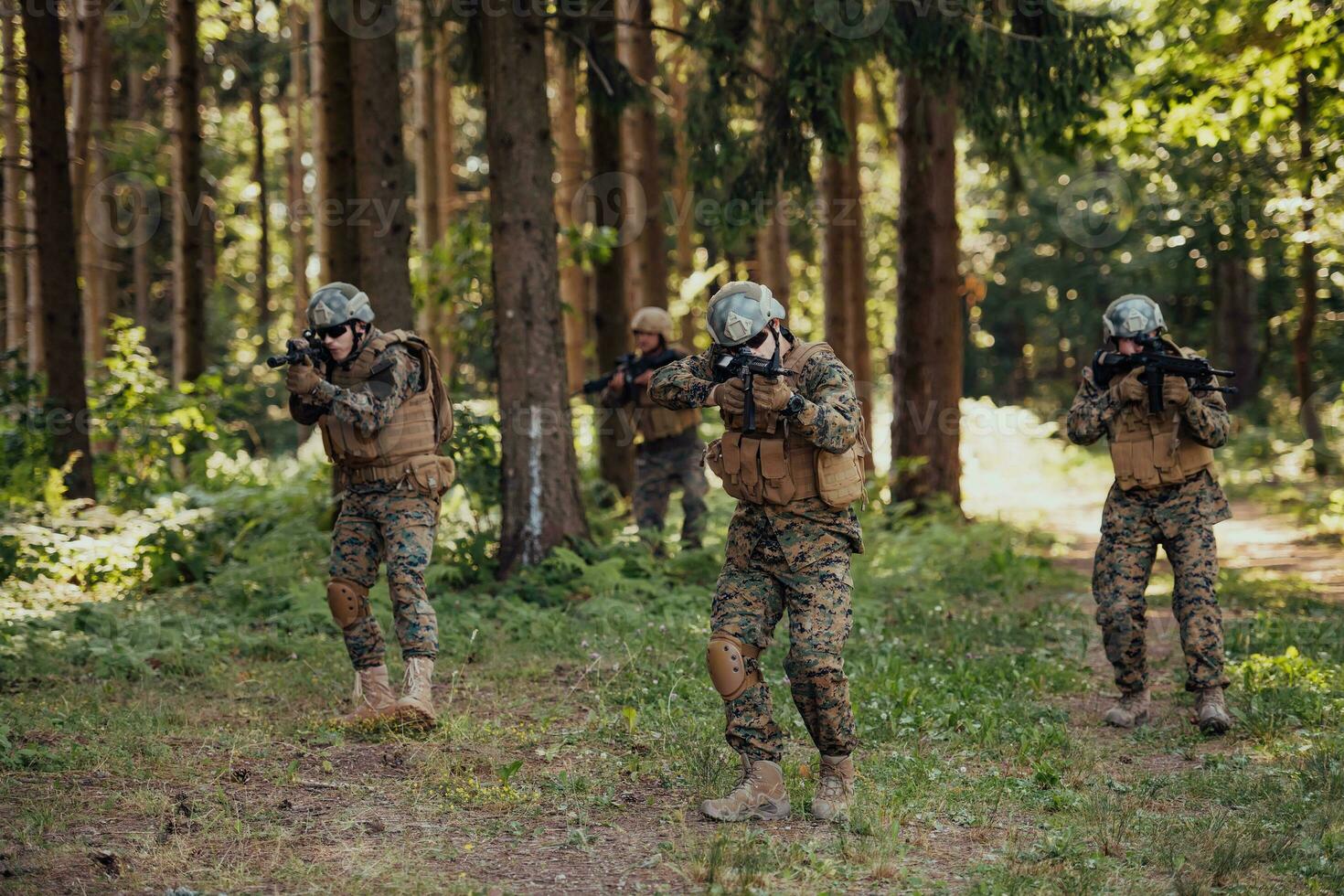 un grupo de moderno guerra soldados es luchando un guerra en peligroso remoto bosque áreas un grupo de soldados es luchando en el enemigo línea con moderno armas el concepto de guerra y militar conflictos foto