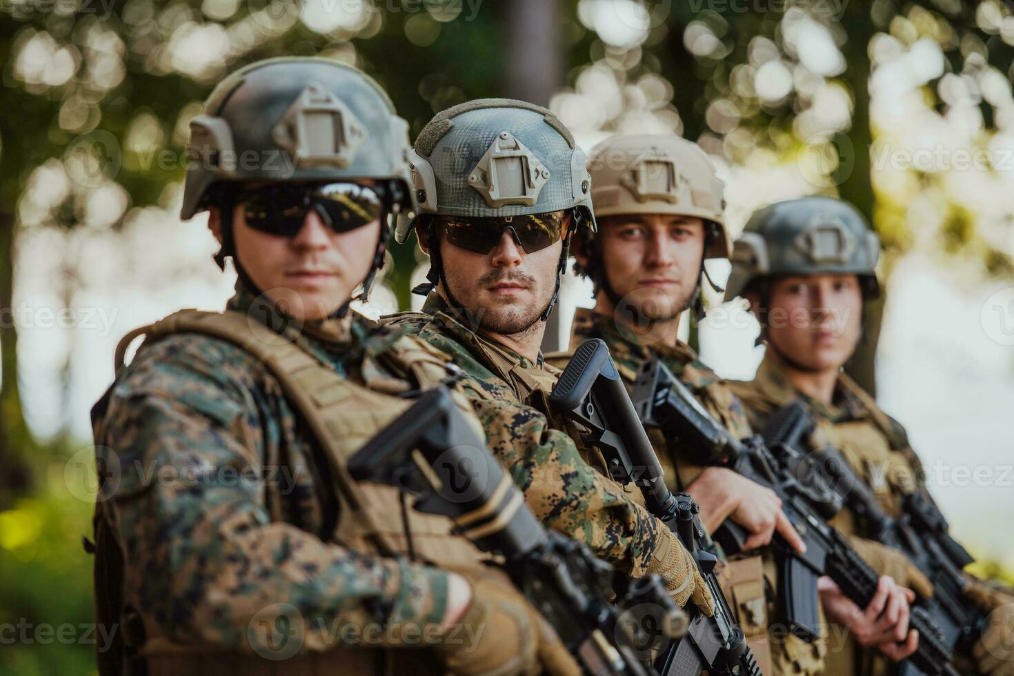soldado luchadores en pie juntos con armas grupo retrato de nosotros Ejército élite miembros, privado militar empresa militares, anti terrorista equipo foto