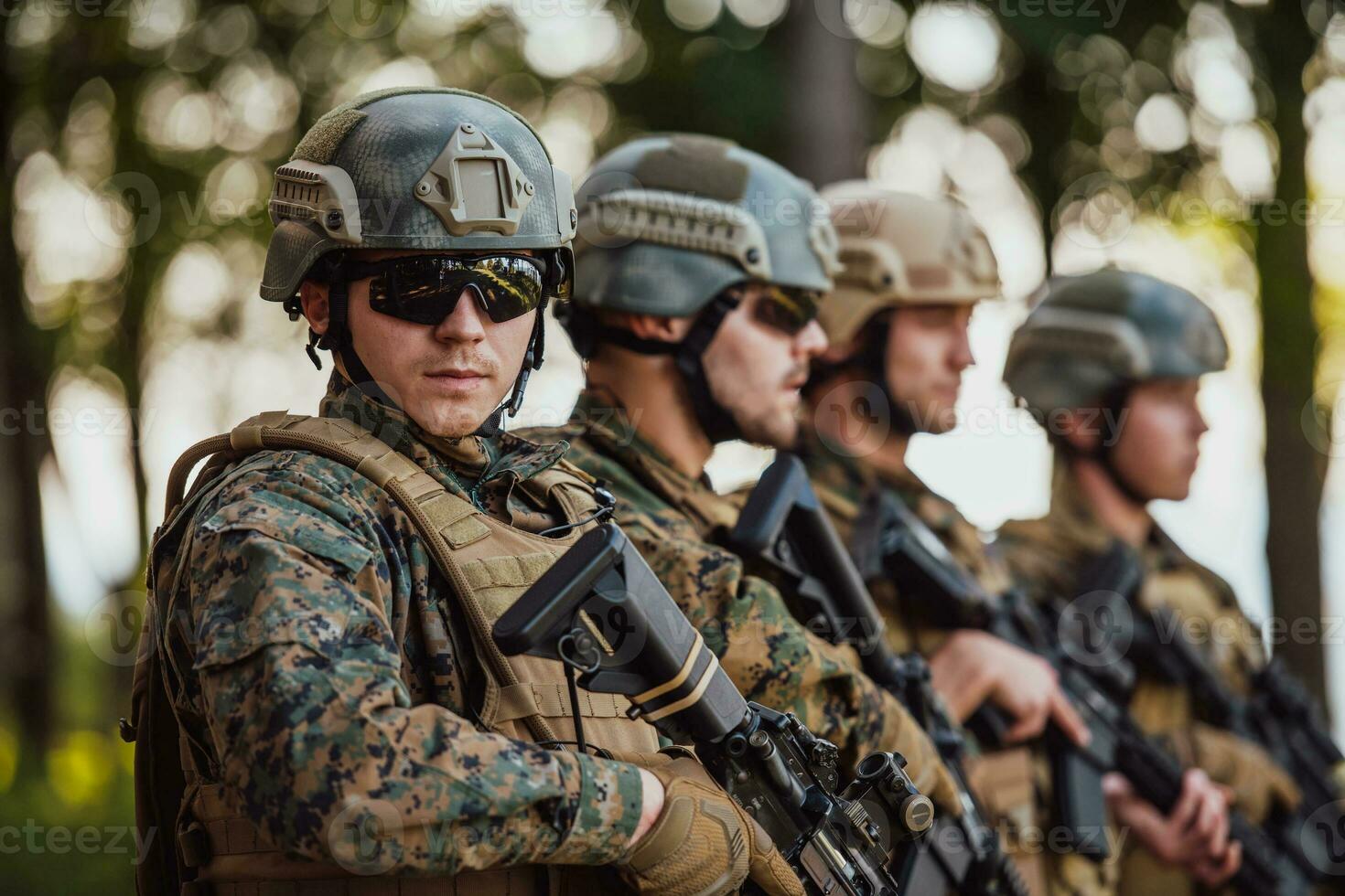 soldado luchadores en pie juntos con armas grupo retrato de nosotros Ejército élite miembros, privado militar empresa militares, anti terrorista equipo foto