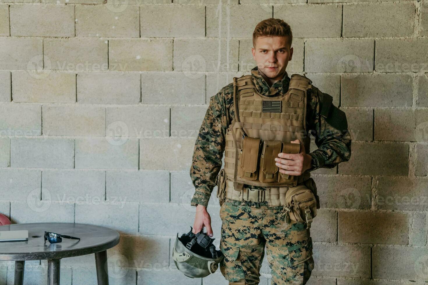 soldado preparando táctico protector y comunicación engranaje para acción batalla foto