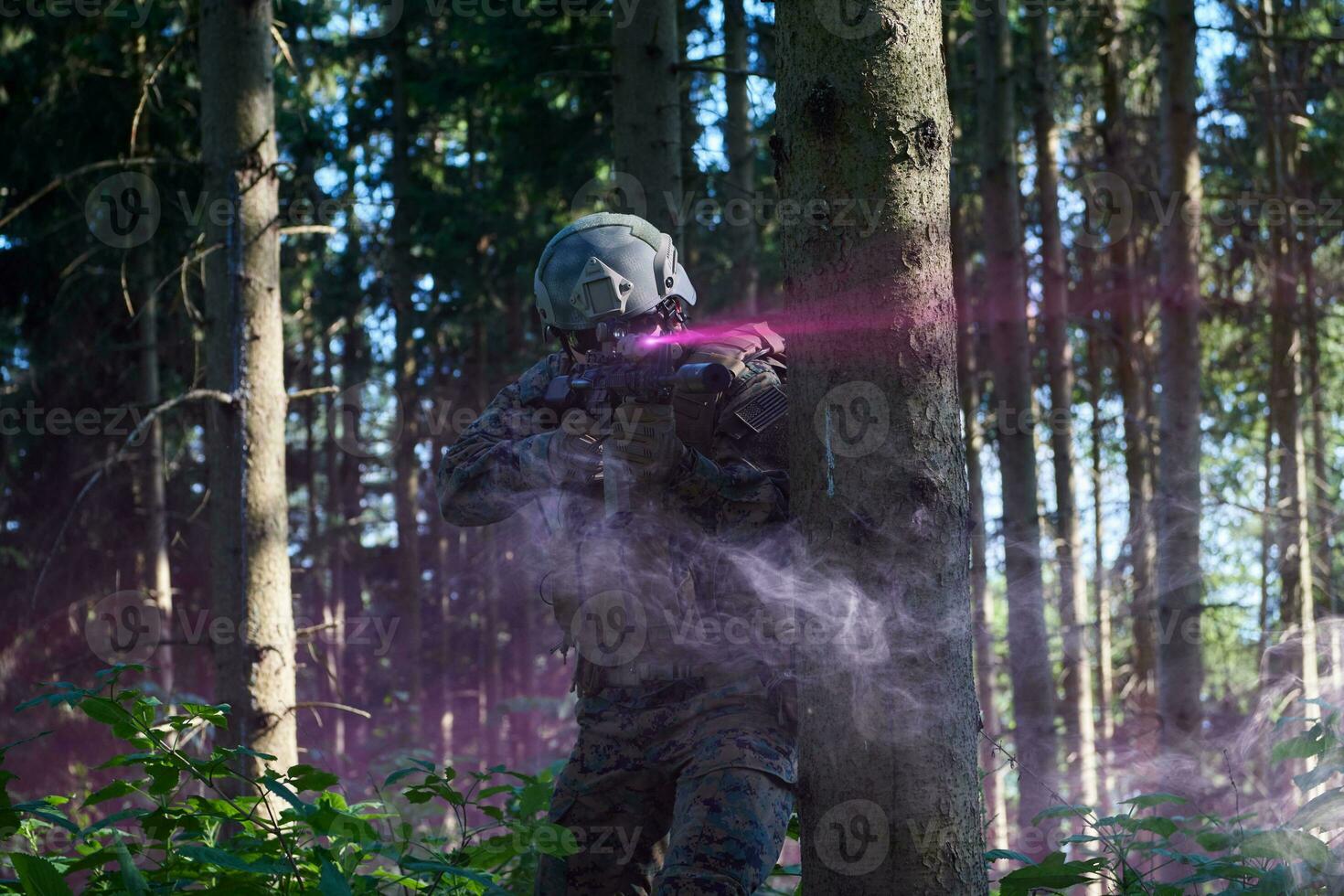 soldado en acción apuntando a la óptica de la mira láser foto