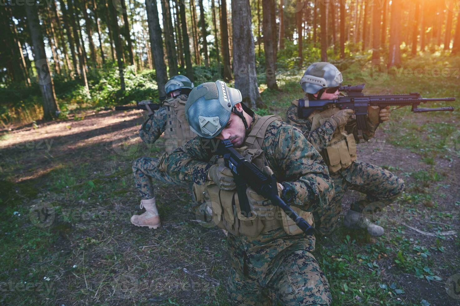 soldados combatientes de pie juntos foto