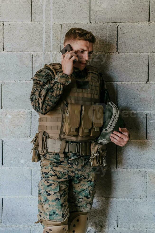 soldado utilizando teléfono inteligente y vocación hogar familia y amigos foto