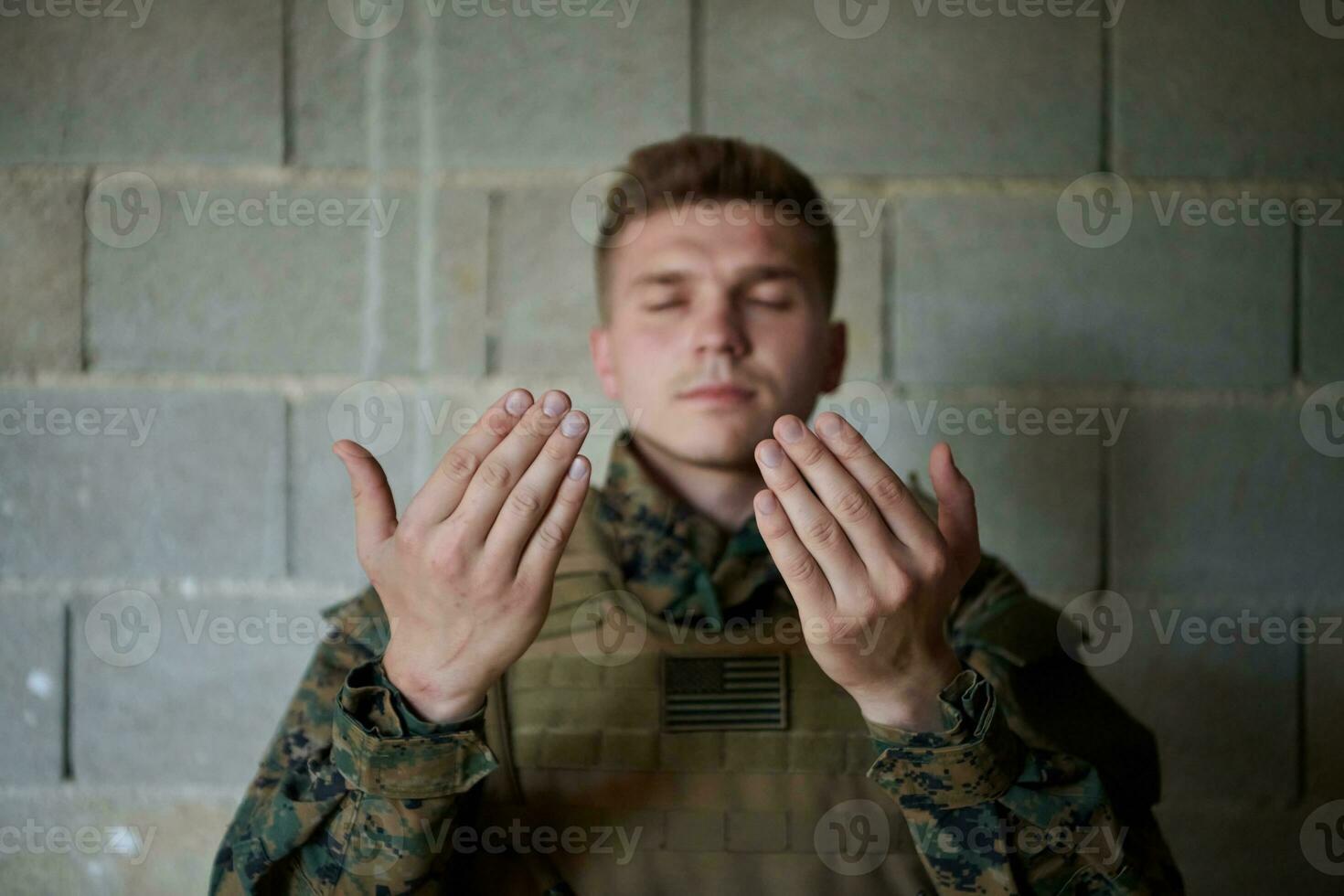 muslim soldier praying photo