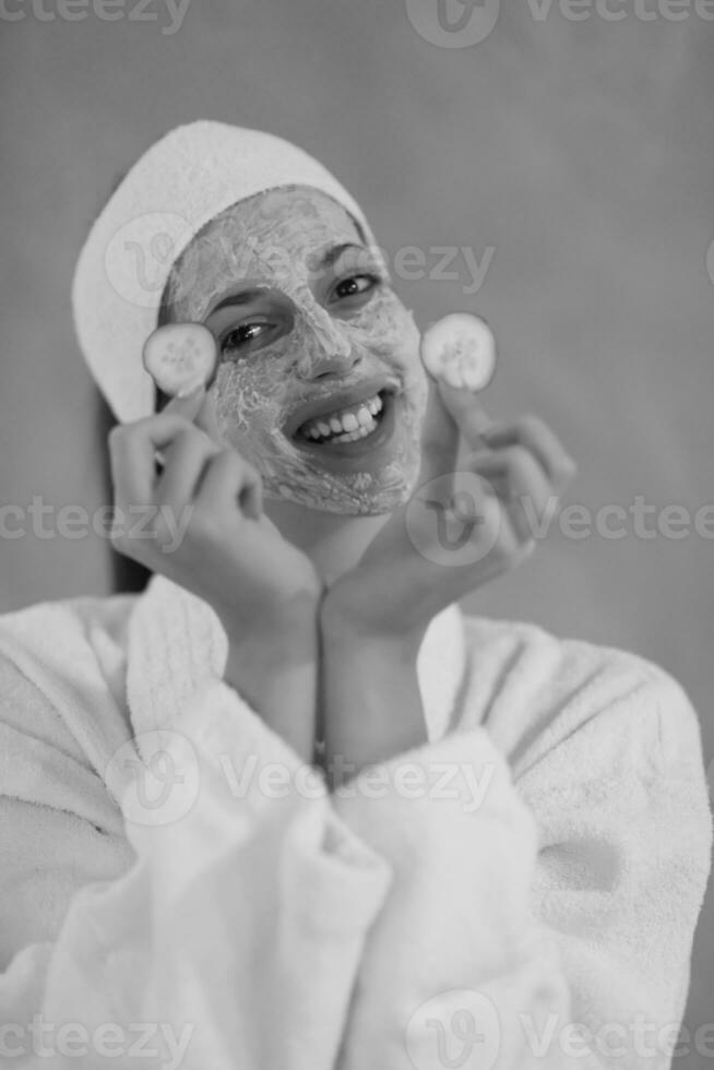 spa mujer aplicando mascarilla facial foto