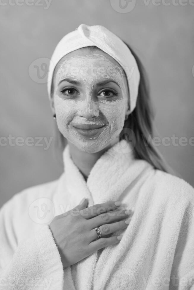 spa mujer aplicando mascarilla facial foto