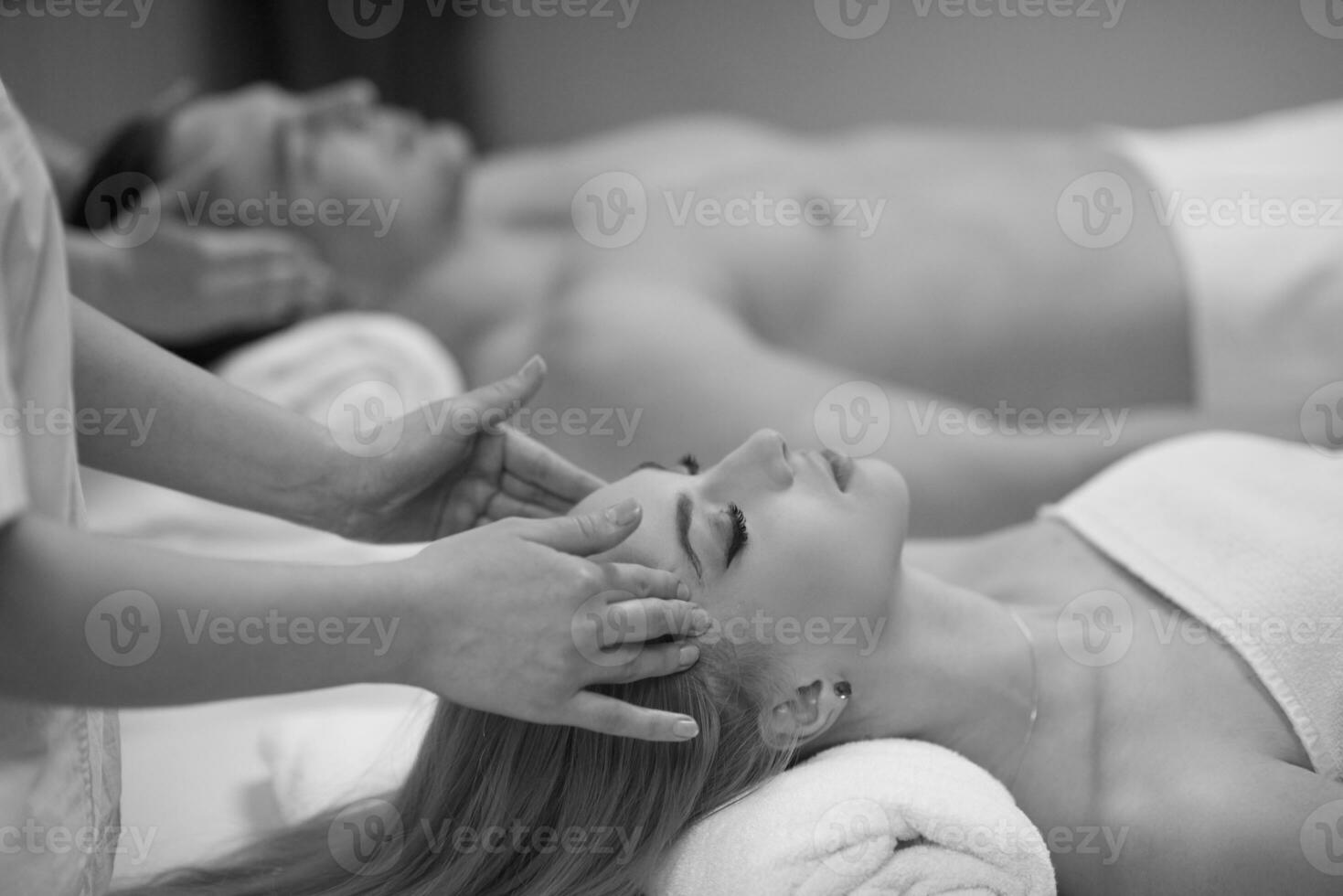 pareja disfrutando de un masaje de cabeza en el spa foto