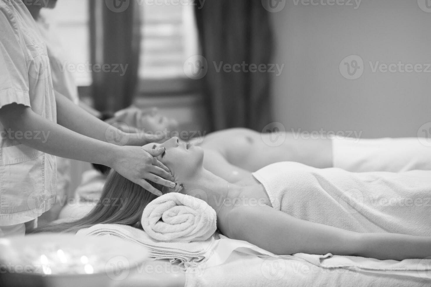 pareja disfrutando de un masaje de cabeza en el spa foto