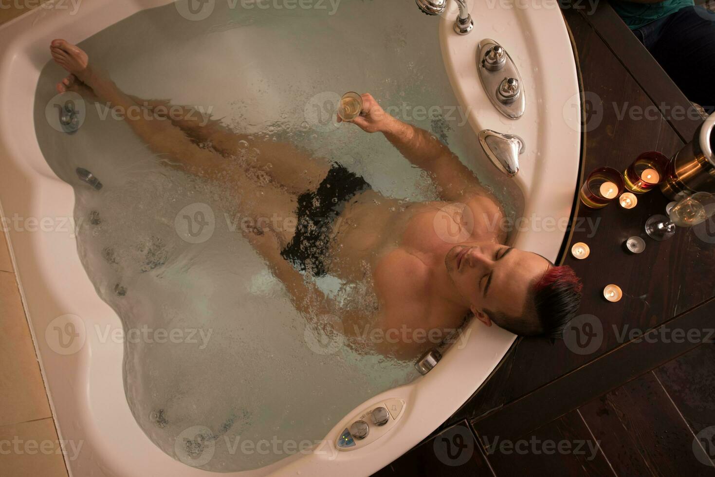 hombre relajándose en el jacuzzi foto