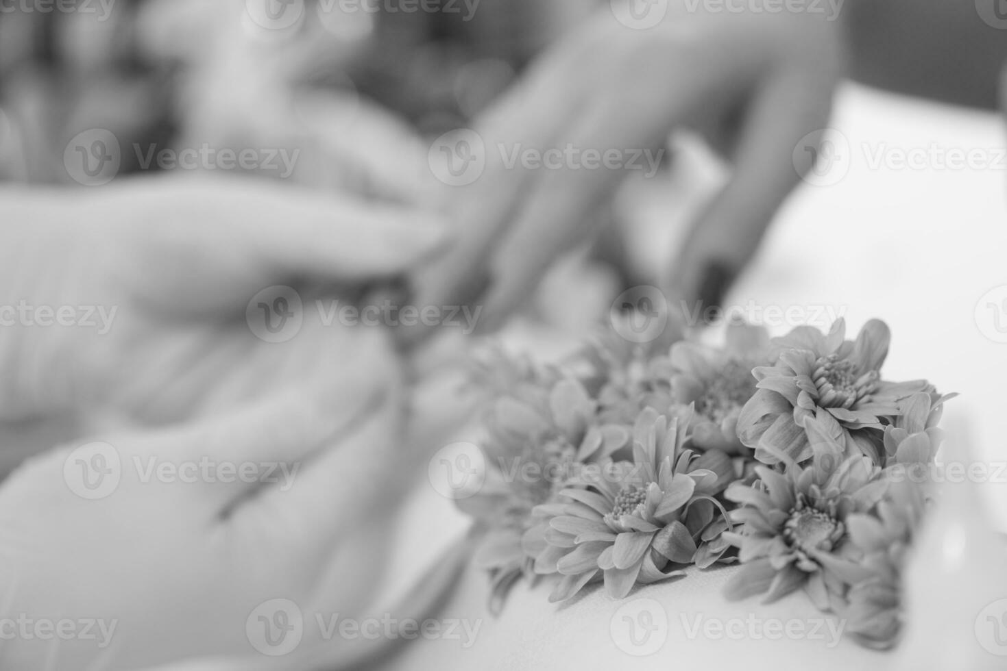 manos de mujer recibiendo una manicura foto