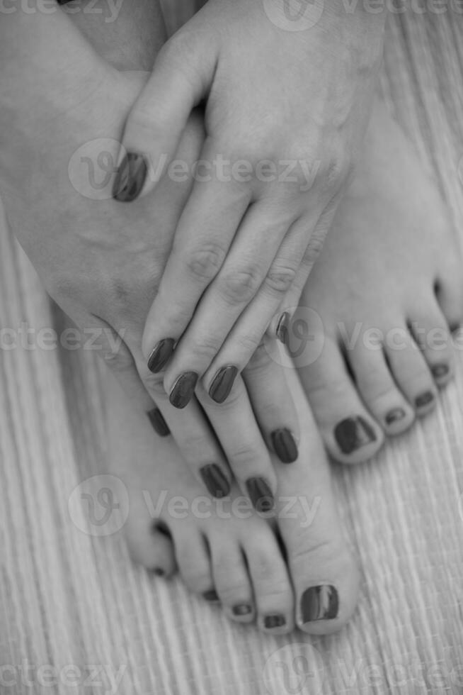 pies y manos femeninos en el salón de spa foto
