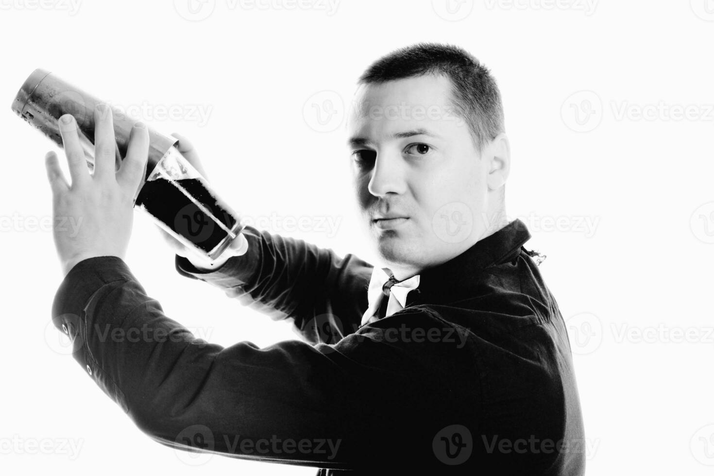 Retrato de barman aislado sobre fondo blanco. foto